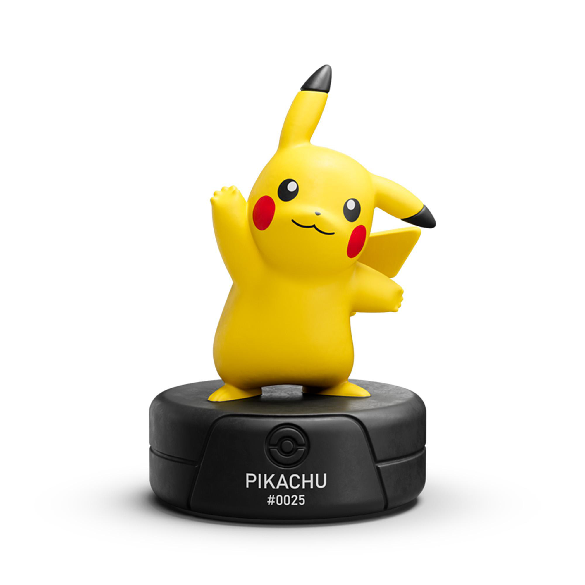 Eine gelbe Pikachu-Figur mit roten Backen steht auf einem runden, schwarzen Sockel mit weißem Text.
