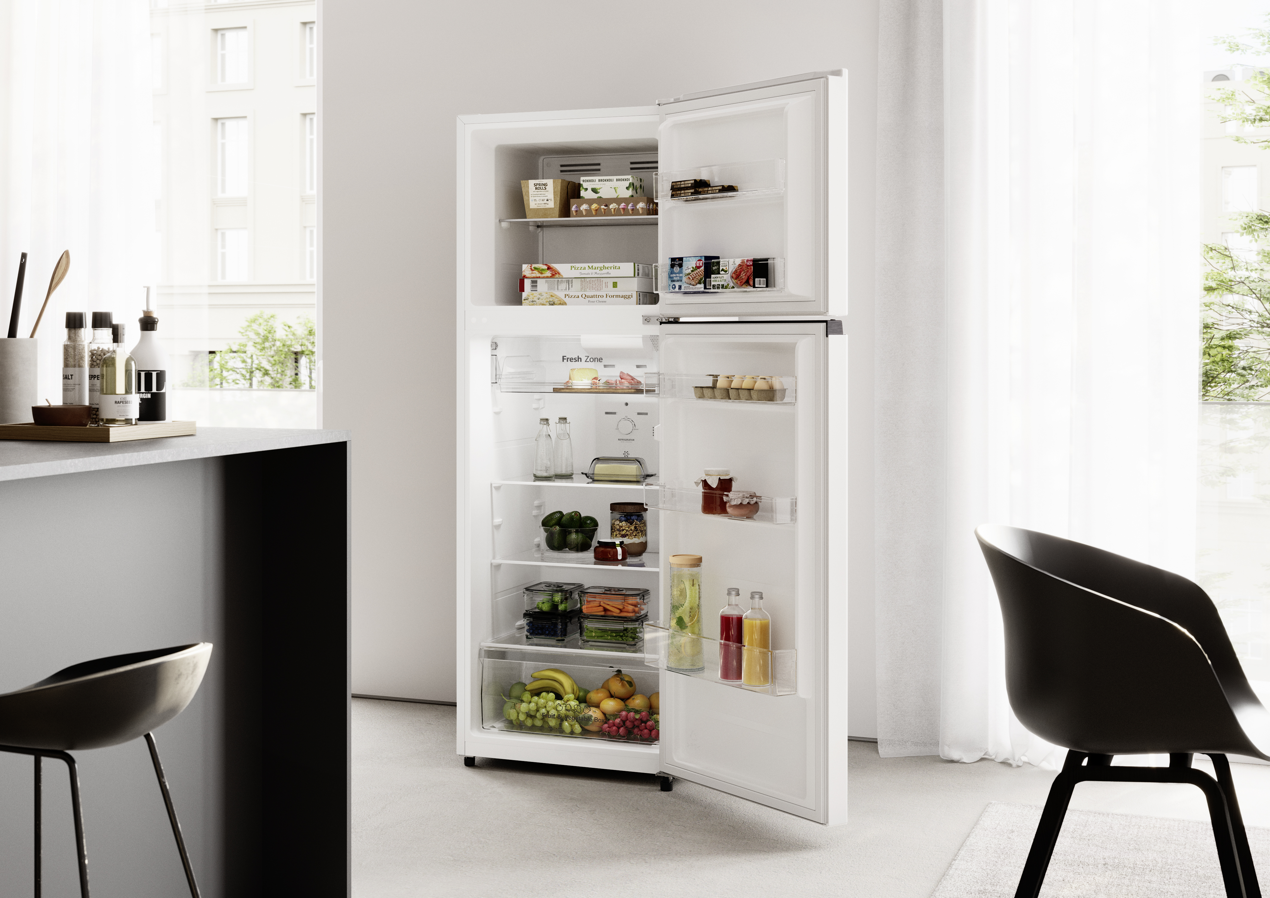 Un refrigerador blanco abierto lleno de comida en una cocina moderna con dos taburetes y ventanas.