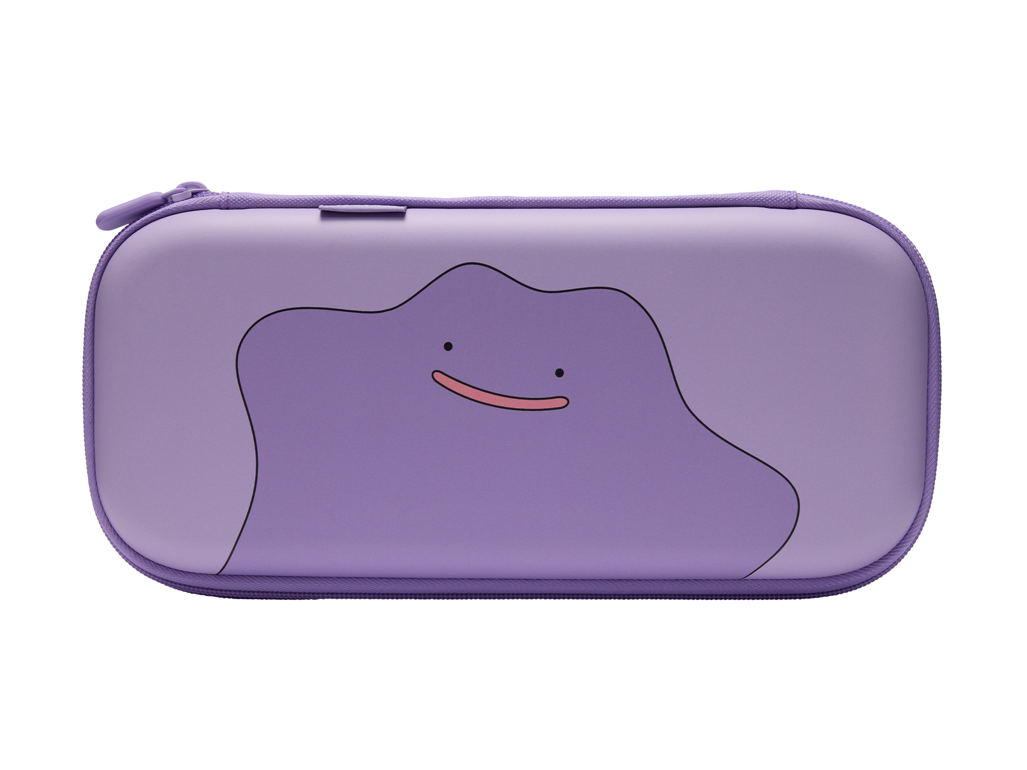 Eine lila Handtasche mit Reißverschluss zeigt das lila Ditto-Pokémon-Gesicht auf der Vorderseite vor schwarzem Hintergrund.