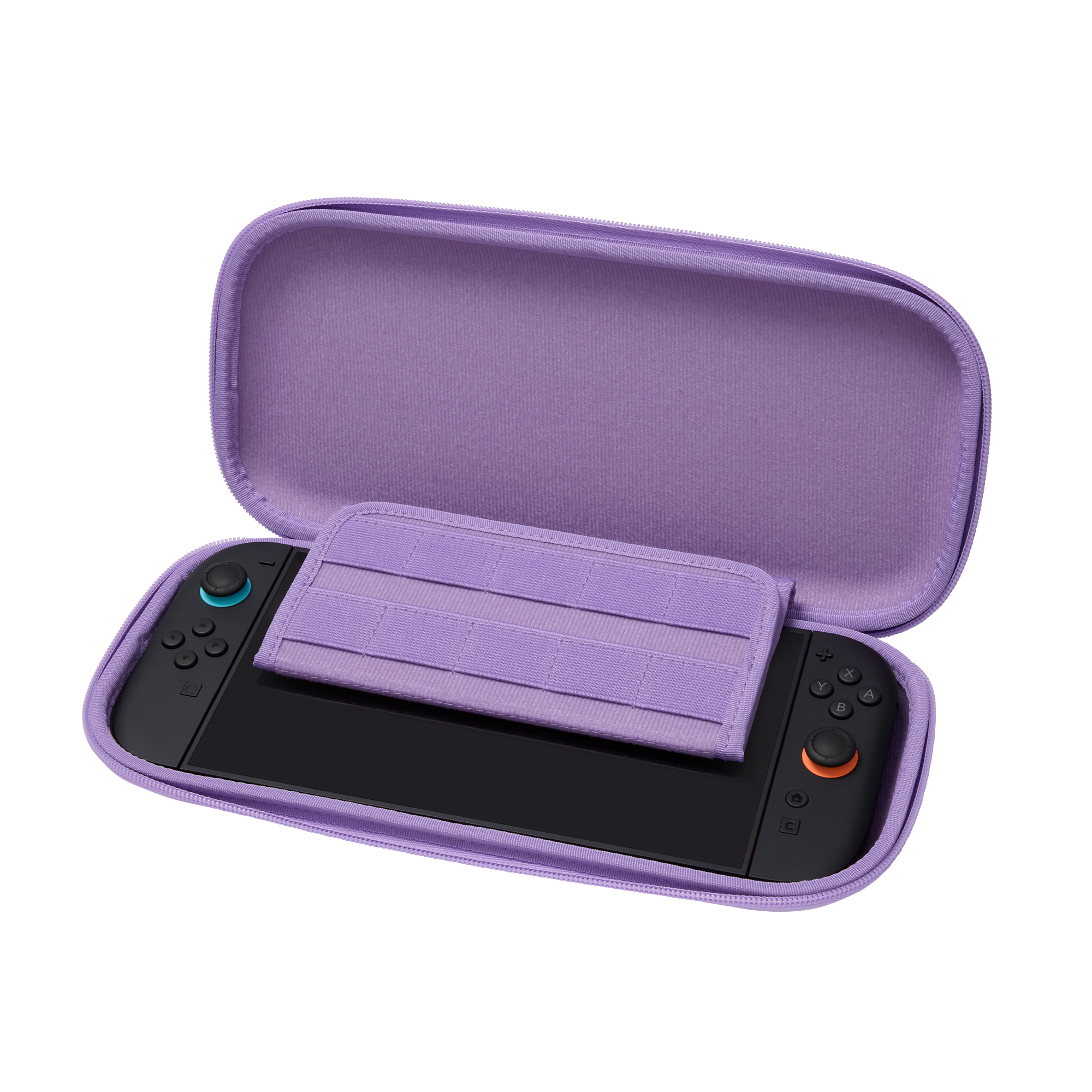 Eine offene, violette Tragetasche enthält eine schwarze Spielkonsole mit blauen und orangen Joysticks.