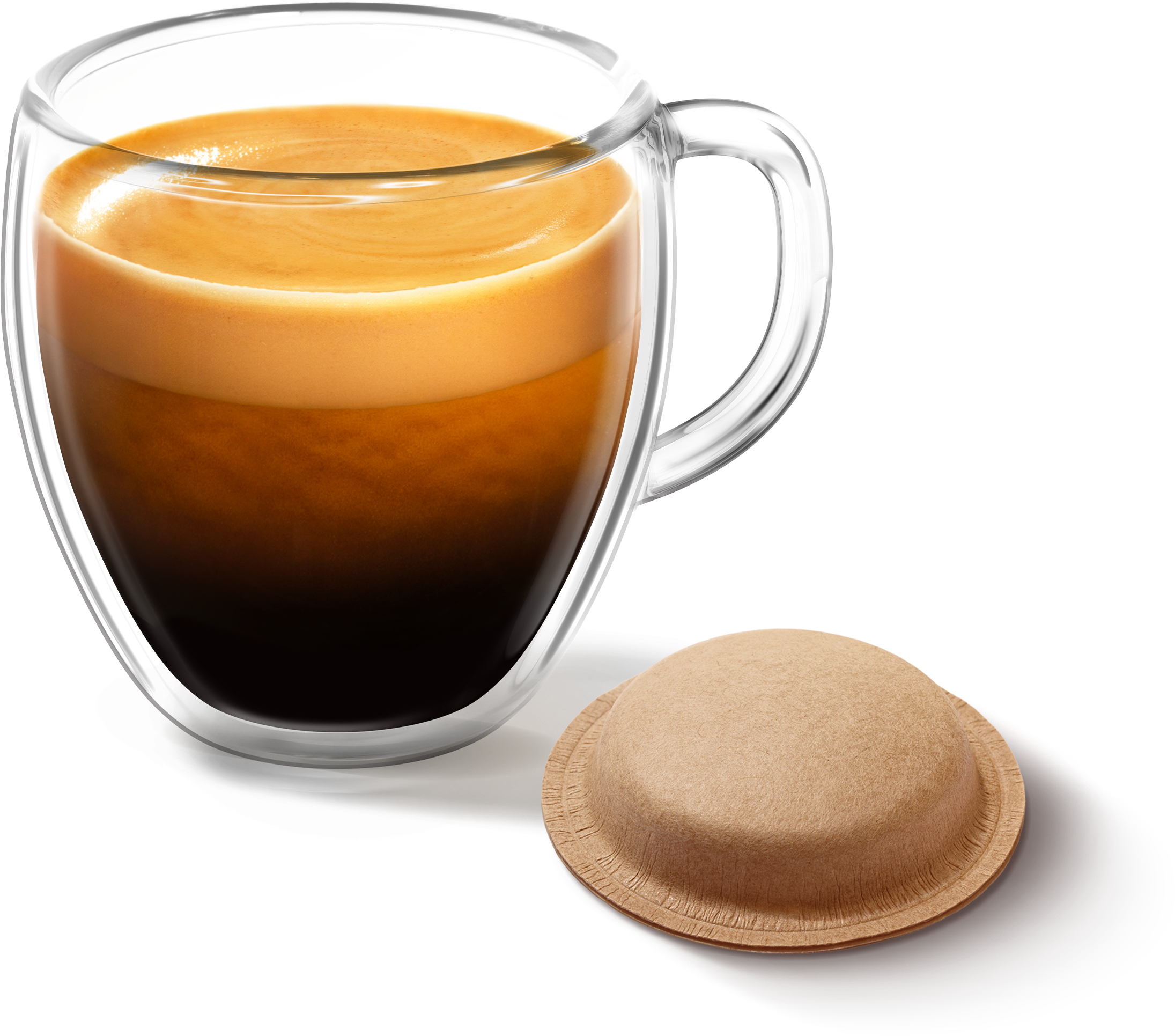 Eine Glastasse mit frisch gebrühtem Kaffee und Schaumkrone, daneben ein Kaffeepad vor schwarzem Hintergrund.