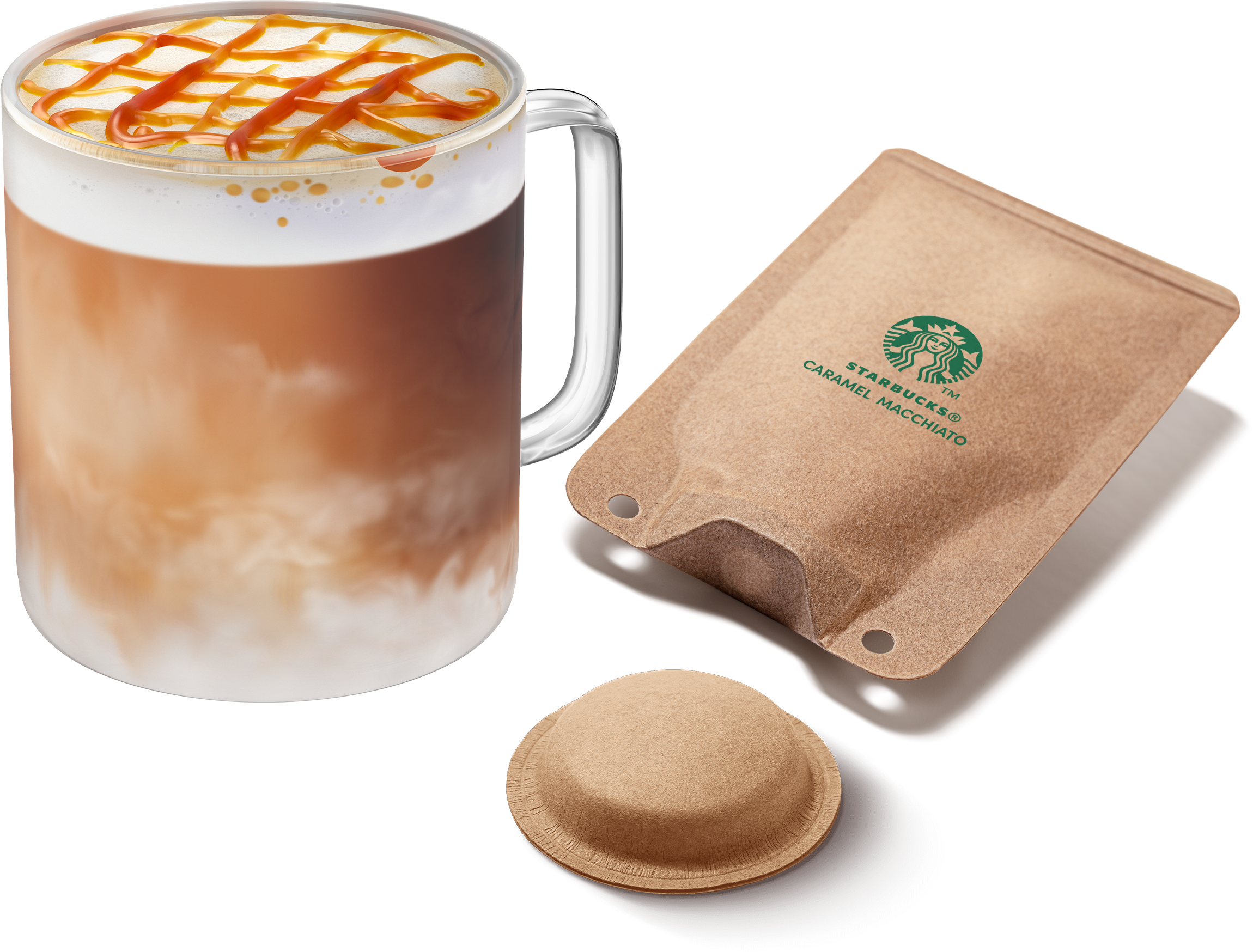 Eine Tasse Karamell-Macchiato mit Schaum und Sirup, daneben Kaffeepads und eine Verpackung.