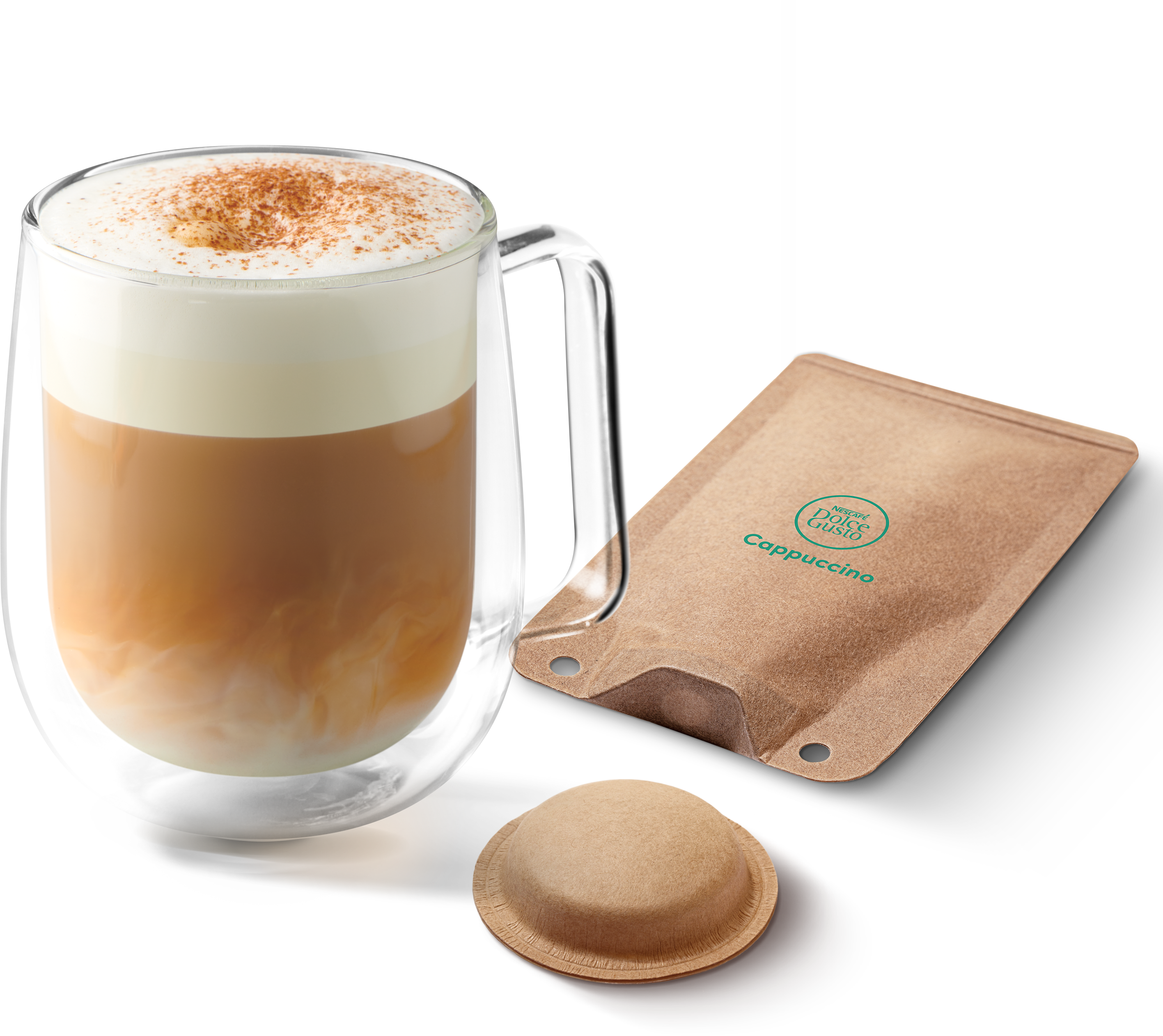 Eine Glastasse Cappuccino mit Schaum, Kaffeepad und Verpackung auf schwarzem Hintergrund.