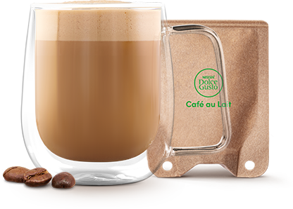 Glas Tasse mit Schaumkaffee vor brauner Kaffeekapsel und Kaffeebohnen auf schwarzem Hintergrund.