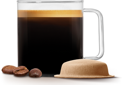 Eine Tasse schwarzer Kaffee mit Crema, Kaffeebohnen und ein Kaffeepad auf schwarzem Hintergrund.