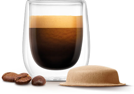 Ein Glas doppelwandiger Kaffee mit Crema, Kaffeebohnen und ein Kaffeepad vor schwarzem Hintergrund.