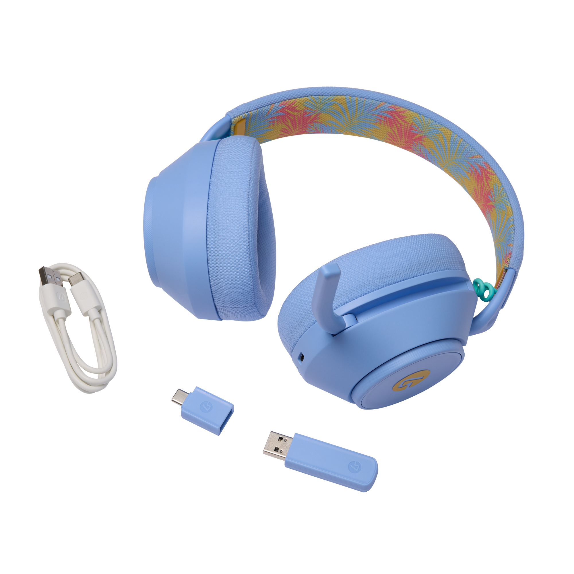 Blaue Gaming-Kopfhörer mit gemustertem Bügel, weißem Ladekabel und blauem USB-Adapter auf schwarzem Hintergrund.