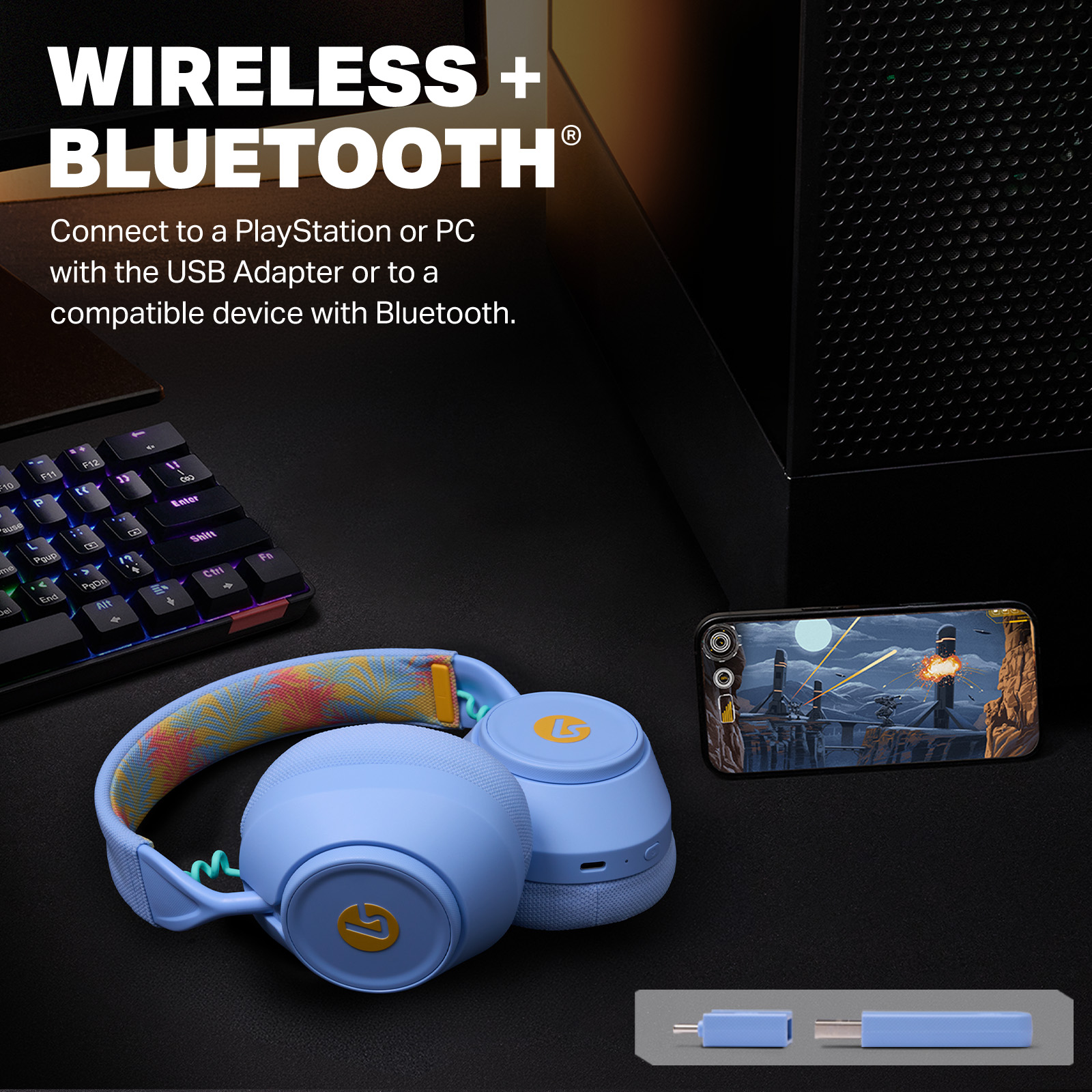 Blaue kabellose Kopfhörer mit buntem Kopfband und Smartphone auf dunklem Tisch.