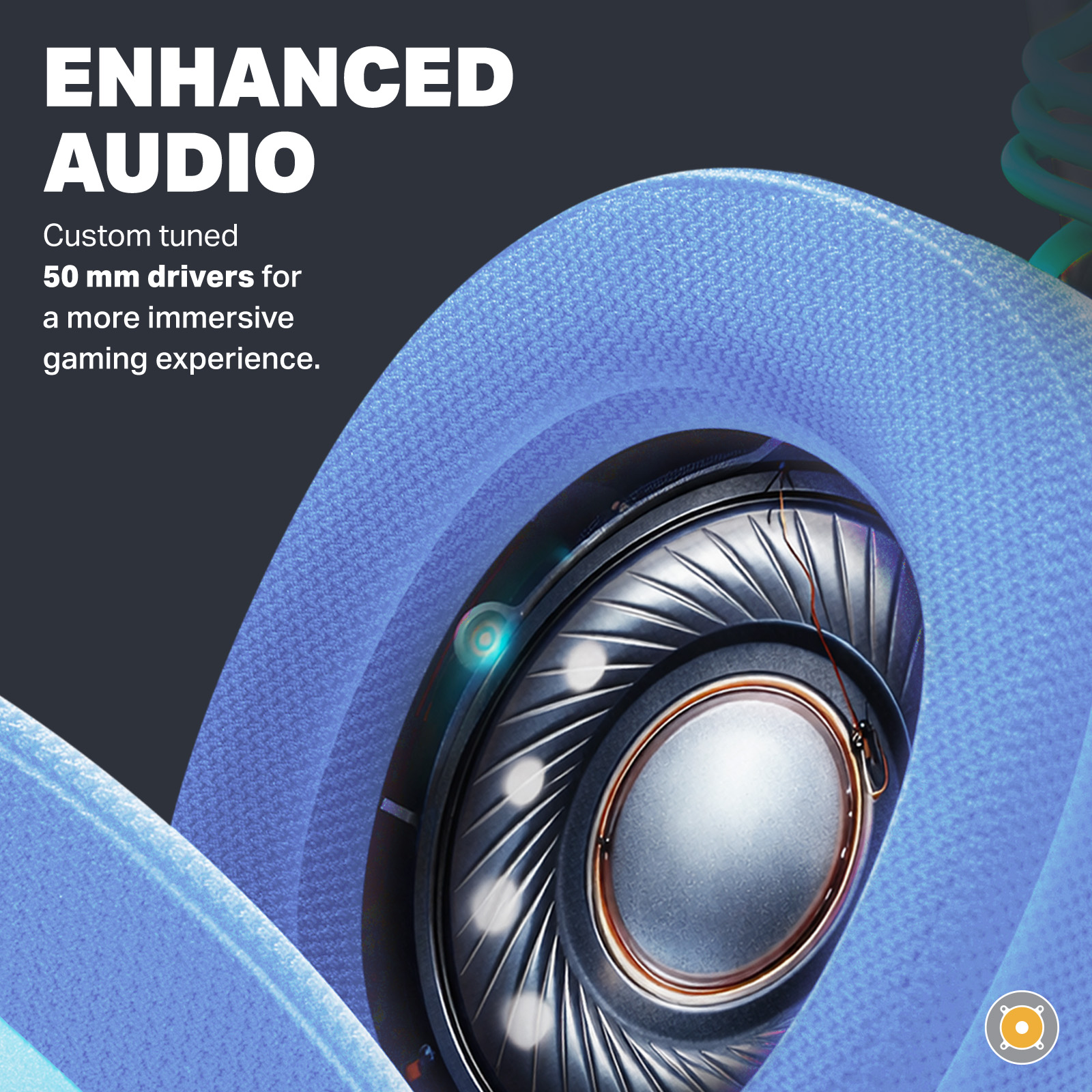 Nahaufnahme einer blauen Gaming-Headset-Ohrmuschel mit 50-mm-Treiber und Text über verbesserten Ton.