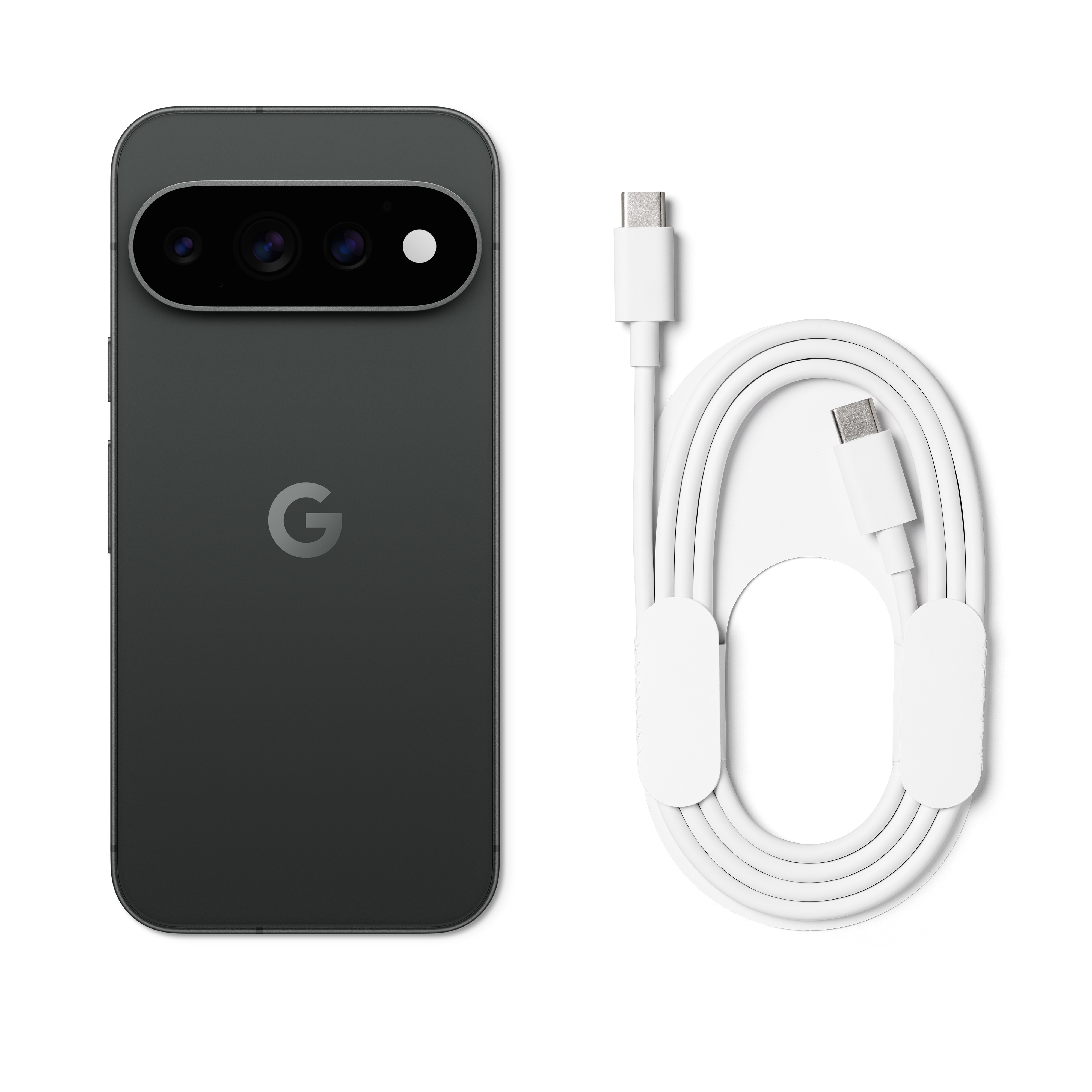Ein dunkles Smartphone mit Dreifach-Kamera und dem Google-Logo sowie ein zusammengerolltes weißes USB-C-Kabel auf weißem Grund.
