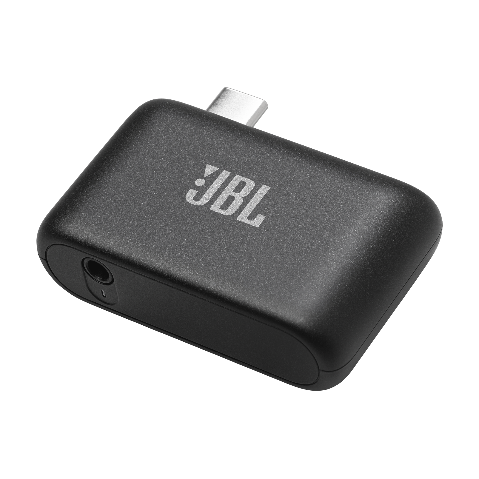 Un receptor de audio inalámbrico JBL negro con un conector USB-C arriba y un conector para auriculares en un fondo negro.