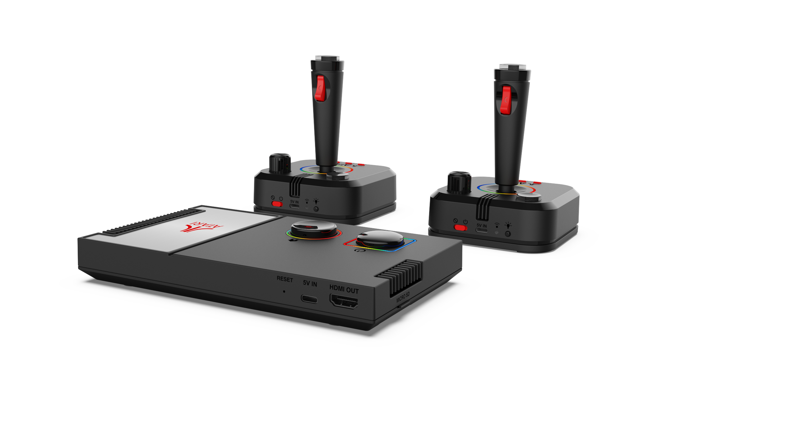 Eine schwarze Atari-Spielkonsole mit zwei Joysticks auf einem weißen Hintergrund.