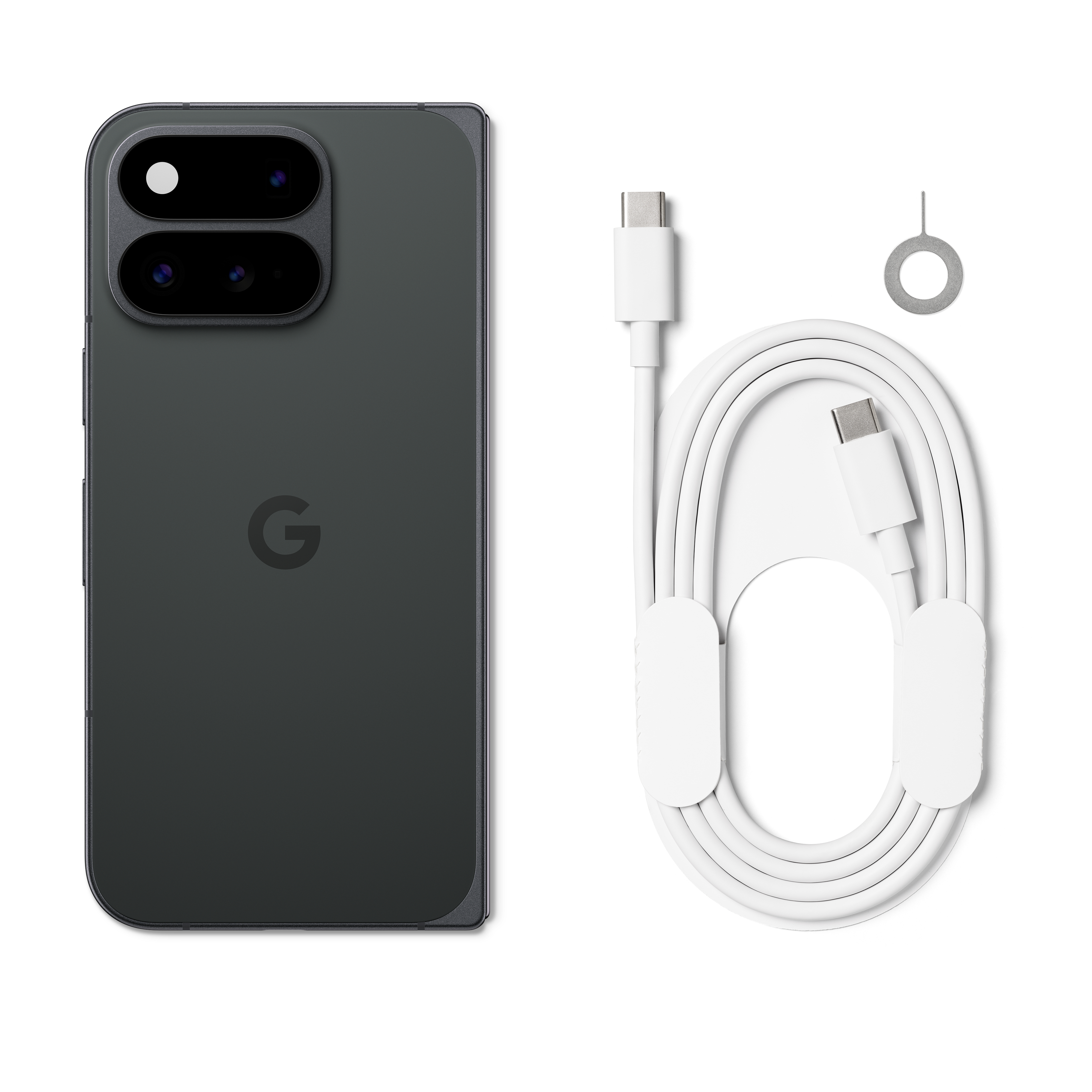 Dunkles Smartphone mit Doppelkamera, weißem USB-C-Kabel und SIM-Nadel auf weißem Hintergrund.