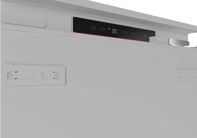 Biała lodówka z cyfrowym wyświetlaczem LED i ustawieniami temperatury u góry.