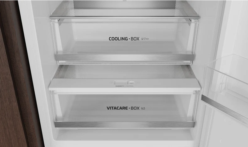 Wnętrze lodówki z szufladami Cooling Box i Vitacare Box.