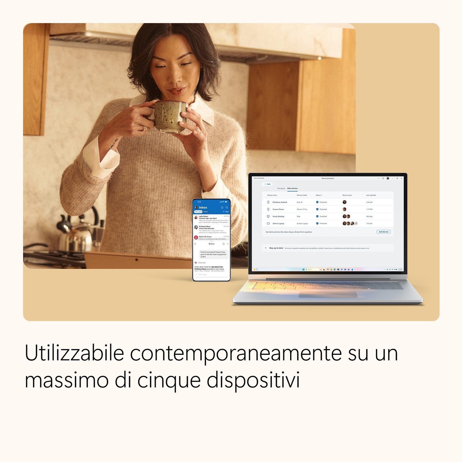 Una donna beve da una tazza in cucina, accanto a un computer portatile e uno smartphone con app.