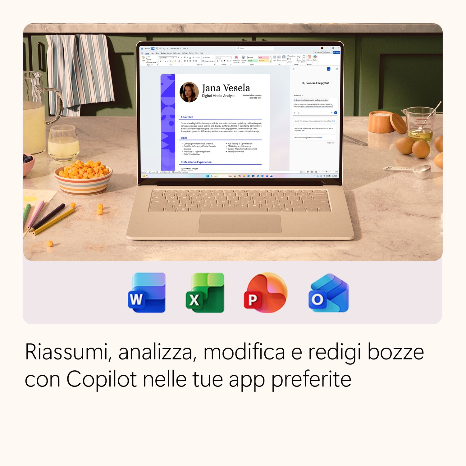 Laptop su un tavolo con un CV sullo schermo, snack, uova e le icone delle app Microsoft sotto.