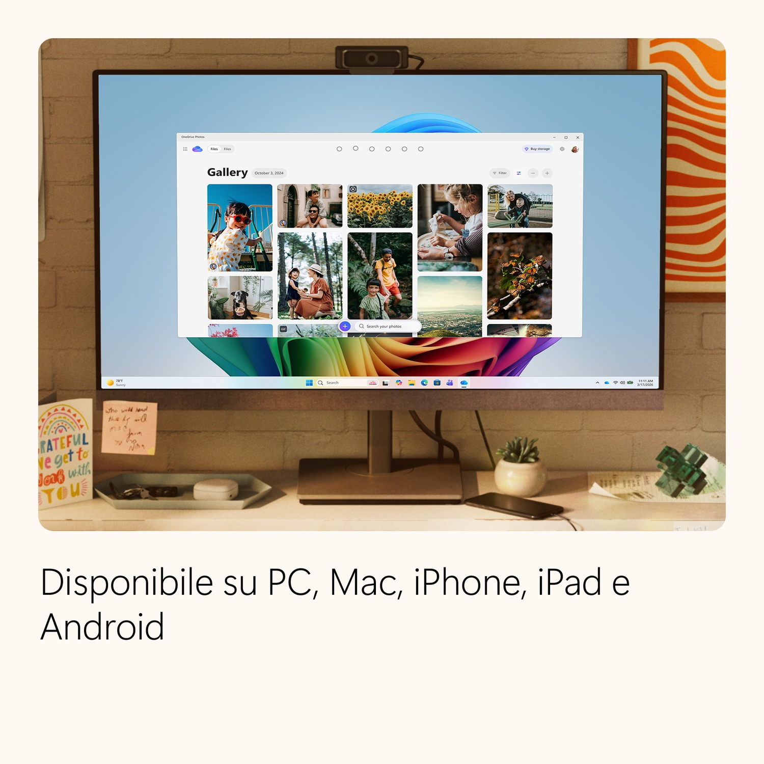 Un monitor di computer mostra un'app galleria foto su una scrivania.