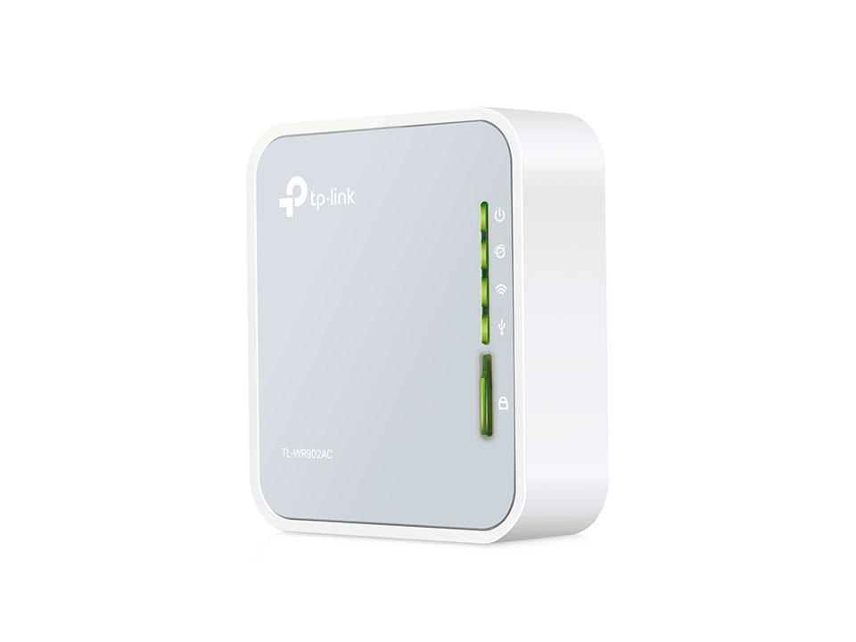 Ein weißer TP-Link TL-WR902AC-Reiserouter mit grünen Statusleuchten an der Seite, vor weißem Hintergrund.