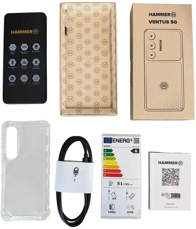 Hammer Ventus 5G okostelefon, doboz, átlátszótok, USB kábel, energiacímke és kézikönyv fehér felületen.