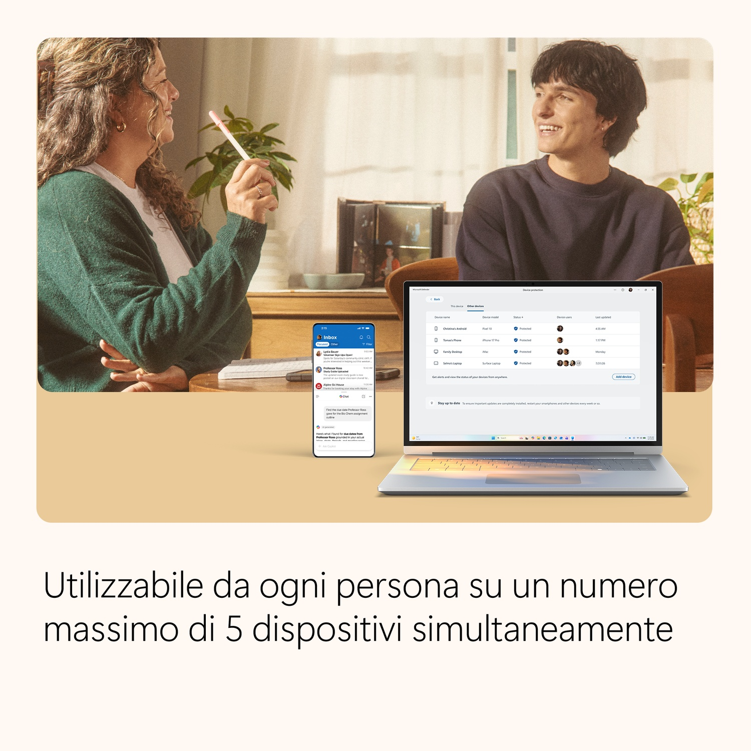 Due persone sorridono mentre usano un laptop e uno smartphone con impostazioni di sicurezza.