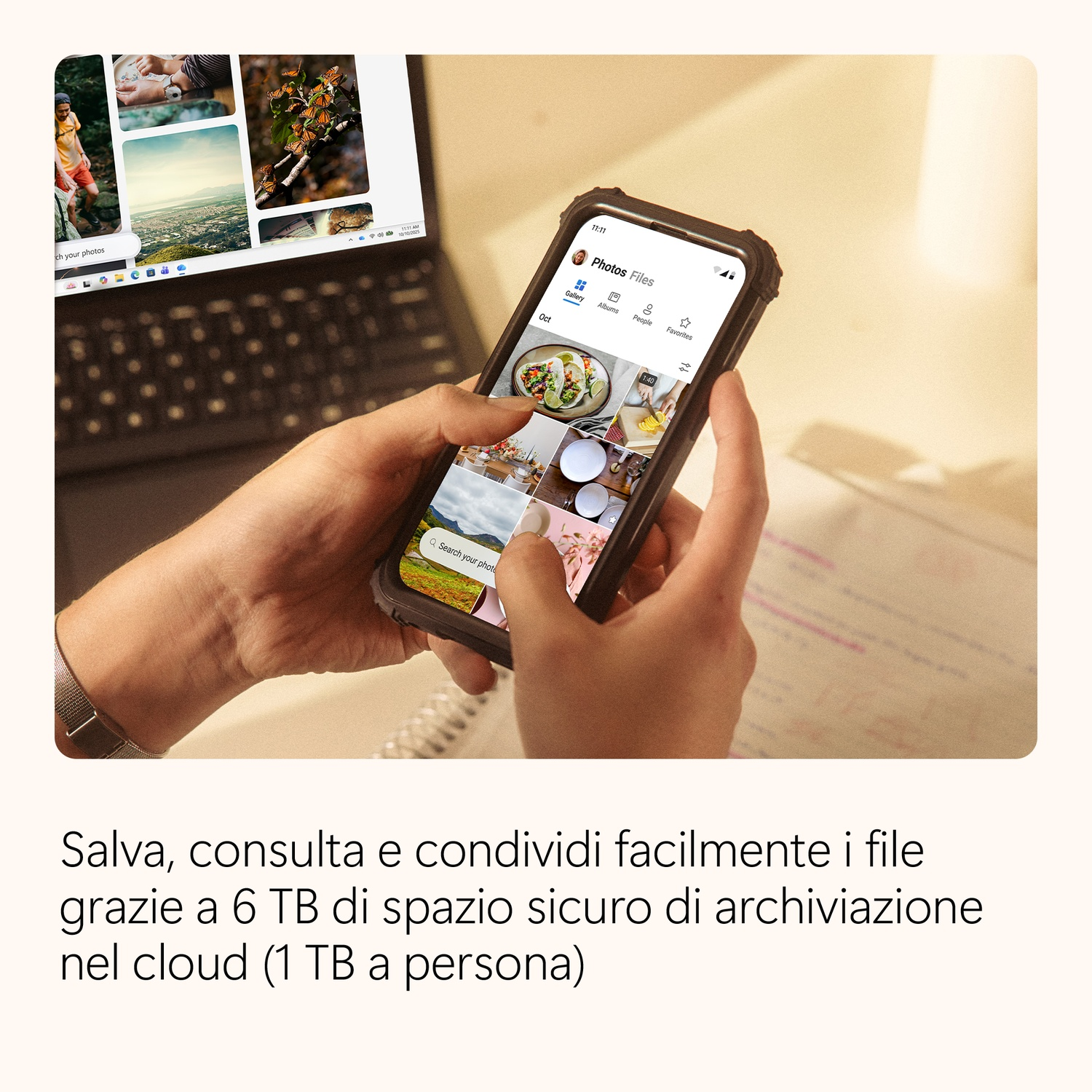 Persona che tiene uno smartphone con galleria di foto, con un computer portatile sullo sfondo.