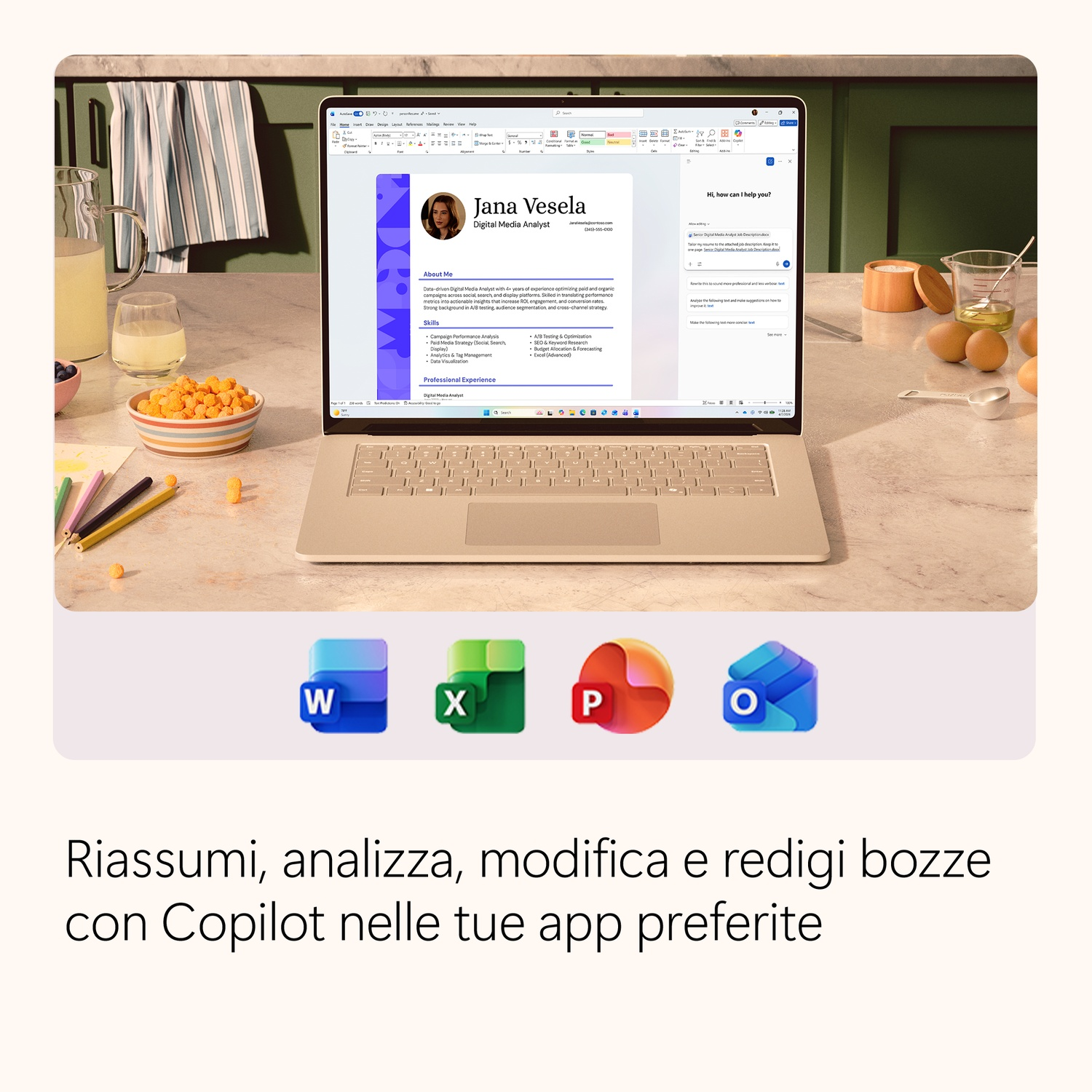 Laptop su tavolo in legno con CV e barra laterale Copilot, e icone di Word, Excel, PowerPoint e Outlook.