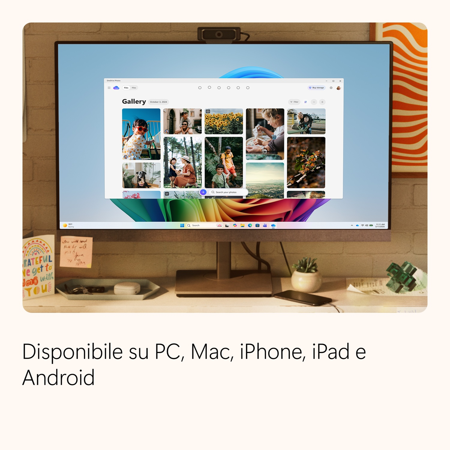 Un monitor di computer mostra un'app galleria foto, su una scrivania con piccoli oggetti decorativi.