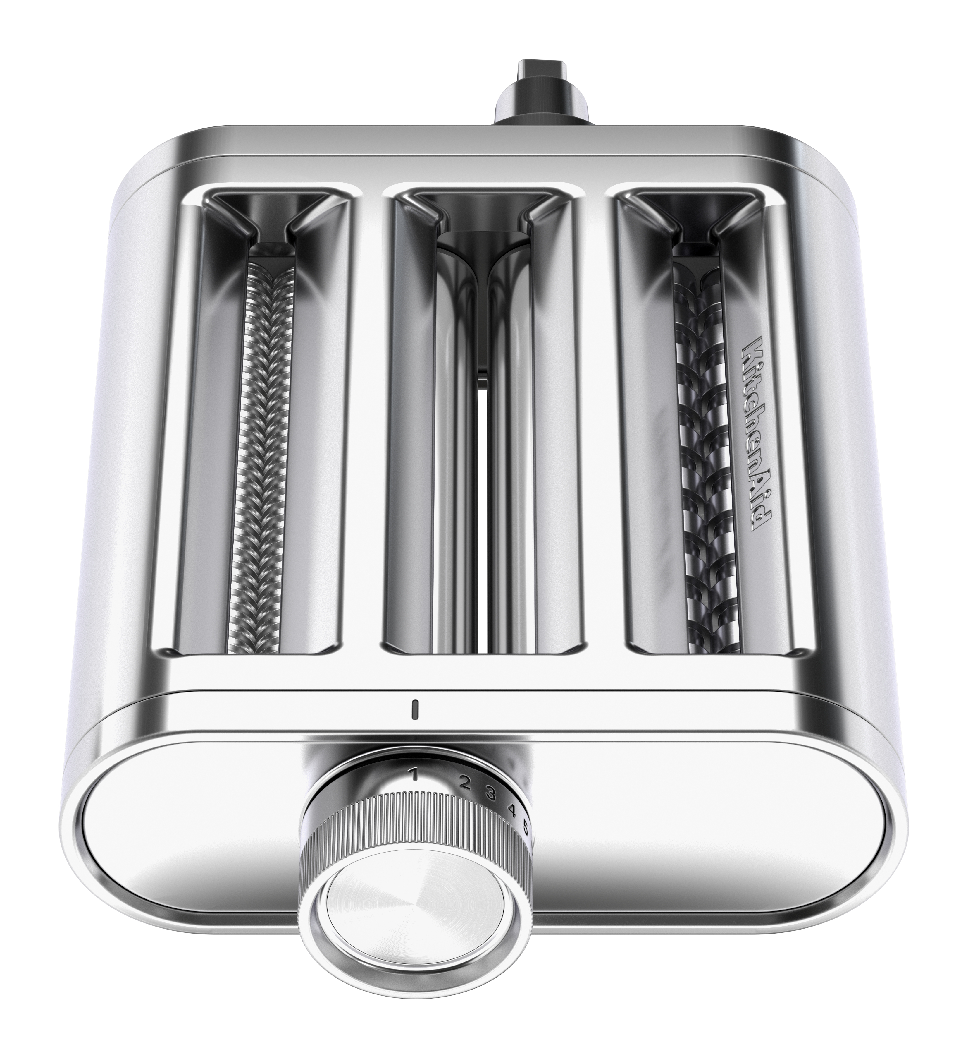 Ein silberner KitchenAid Nudelwalzen-Aufsatz mit drei Schlitzen und einem Nummernzifferblatt vorne.