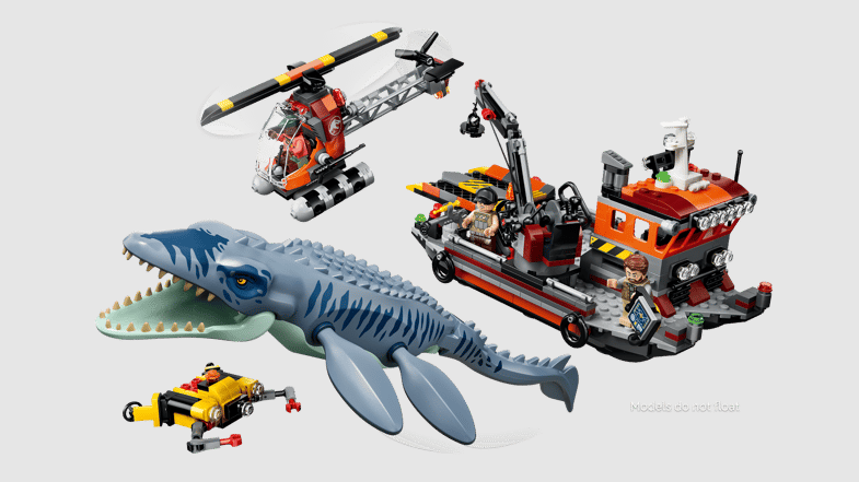 Lego Jurassic Park Set mit grauem Mosasaurus, Boot, Hubschrauber und kleinem U-Boot auf grauem Hintergrund.