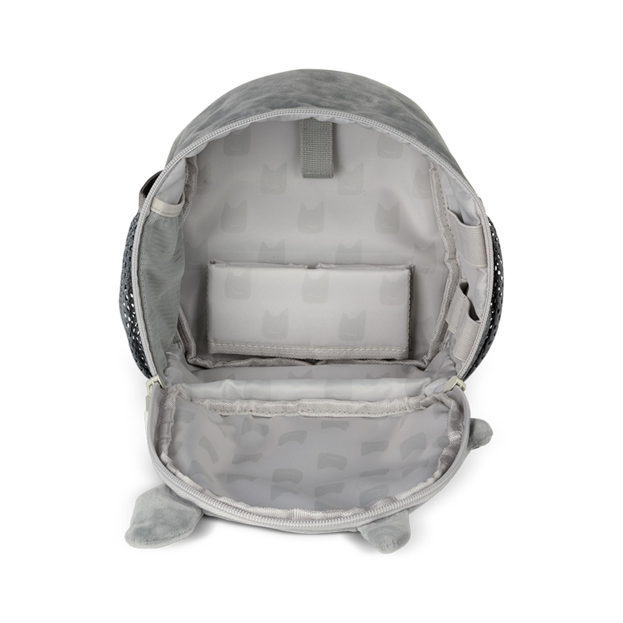Ein offener grauer Rucksack mit hellem Muster im Inneren und integrierten Taschen.