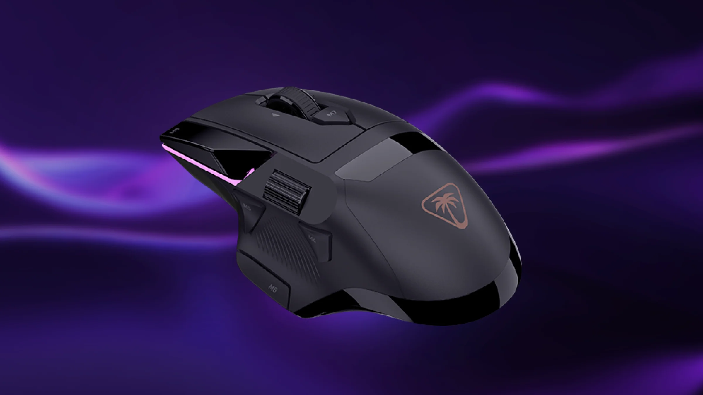 Mouse da gioco nero con più pulsanti e illuminazione viola su sfondo scuro.