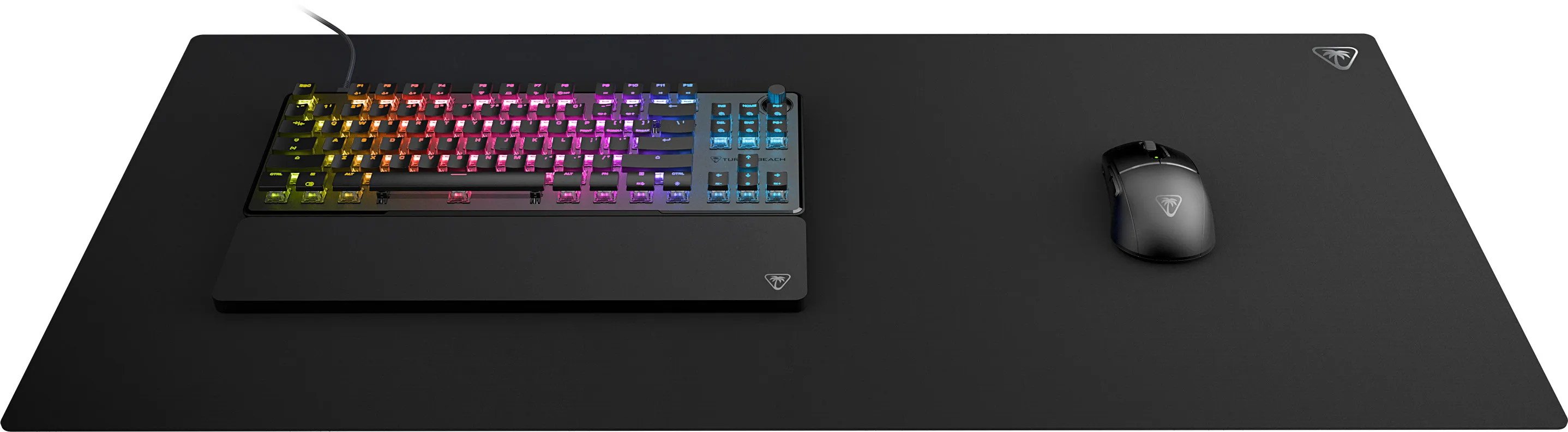 Una tastiera da gioco nera con illuminazione RGB, un poggiapolsi e un mouse su un grande tappetino nero.