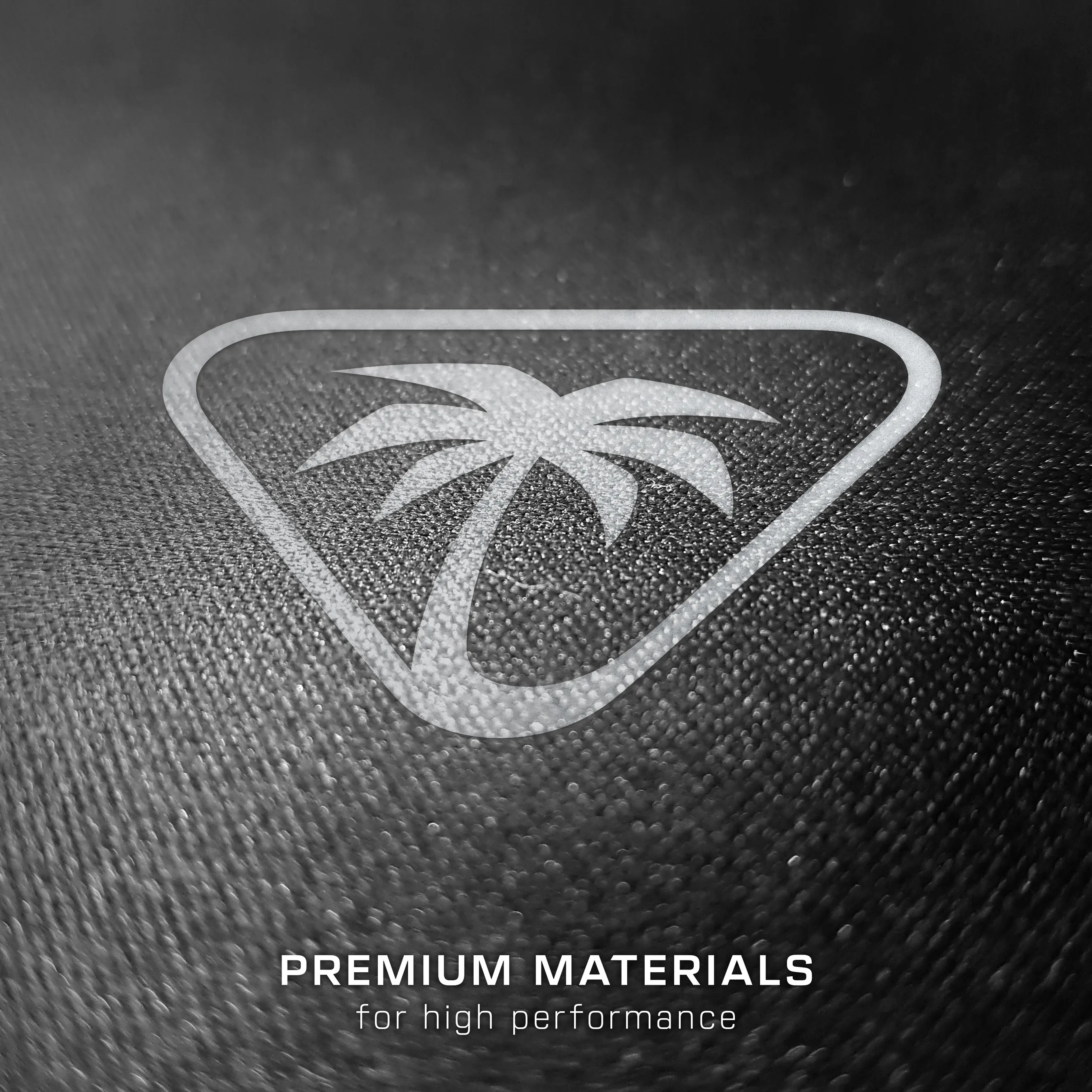 Primo piano in bianco e nero di un logo con palma in un triangolo arrotondato su tessuto.