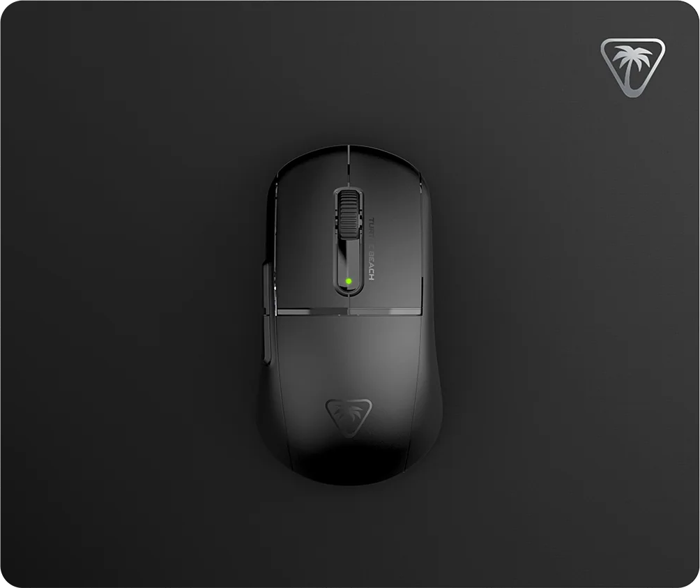 Une souris d'ordinateur noire avec une petite lumière verte et un logo sur un tapis noir.