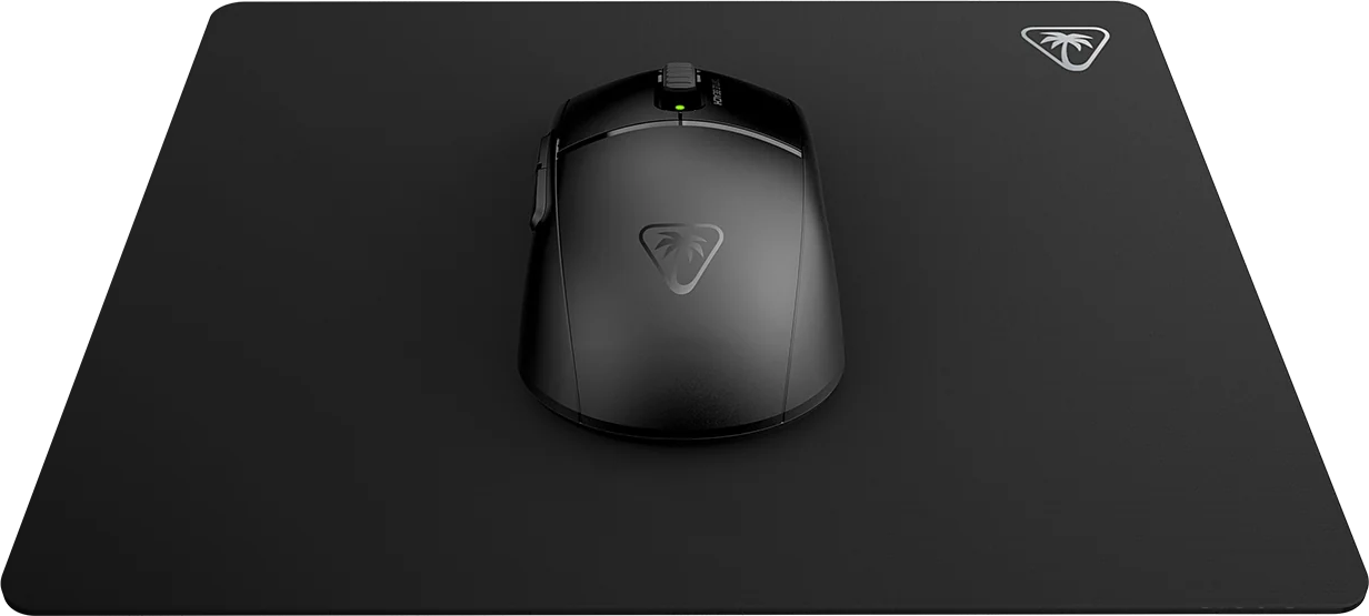 Une souris de jeu sans fil noire centré sur un tapis de souris noir avec logo.
