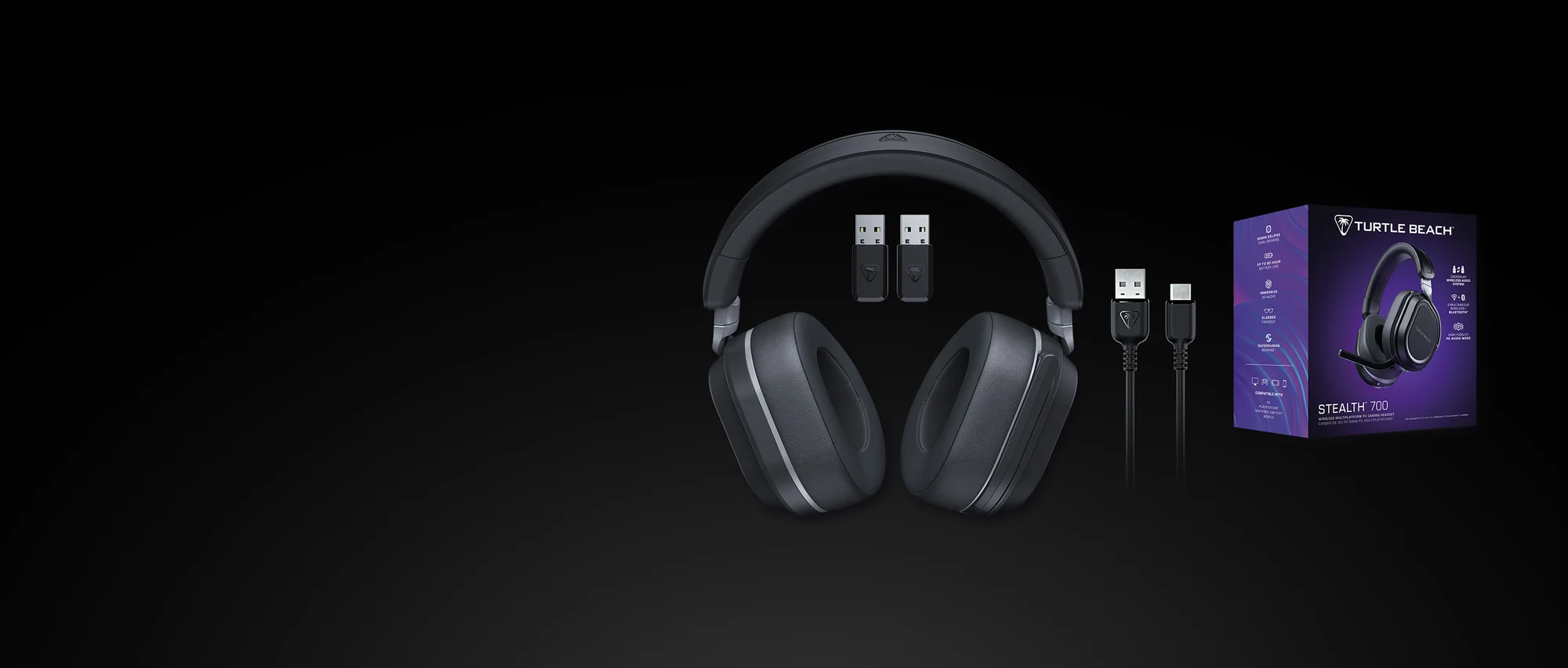 Casque noir Turtle Beach Stealth 700 avec adaptateurs USB, câble et emballage sur fond sombre.