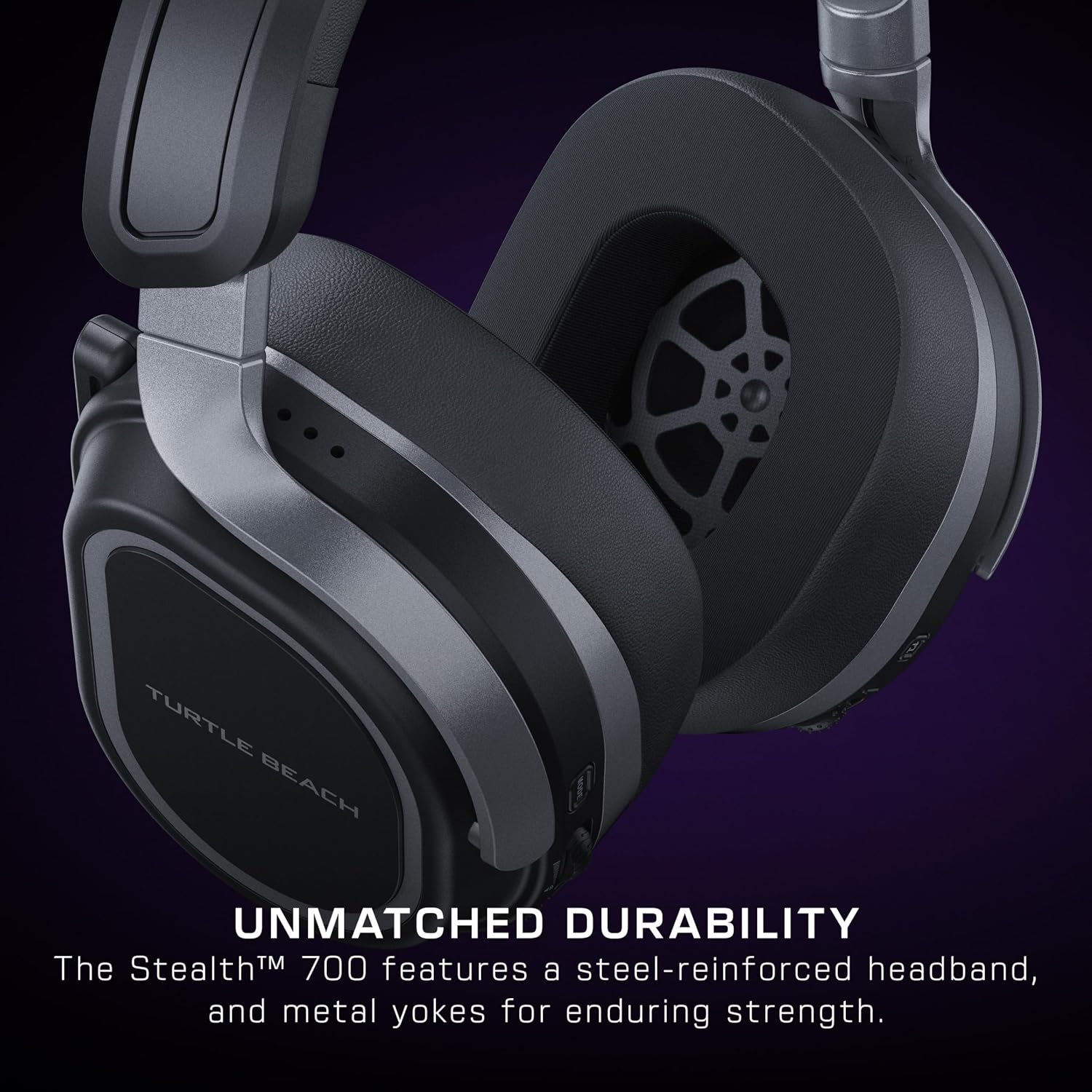 Casque noir Turtle Beach Stealth 700 avec cadre en métal argenté et texte de durabilité sur fond violet.