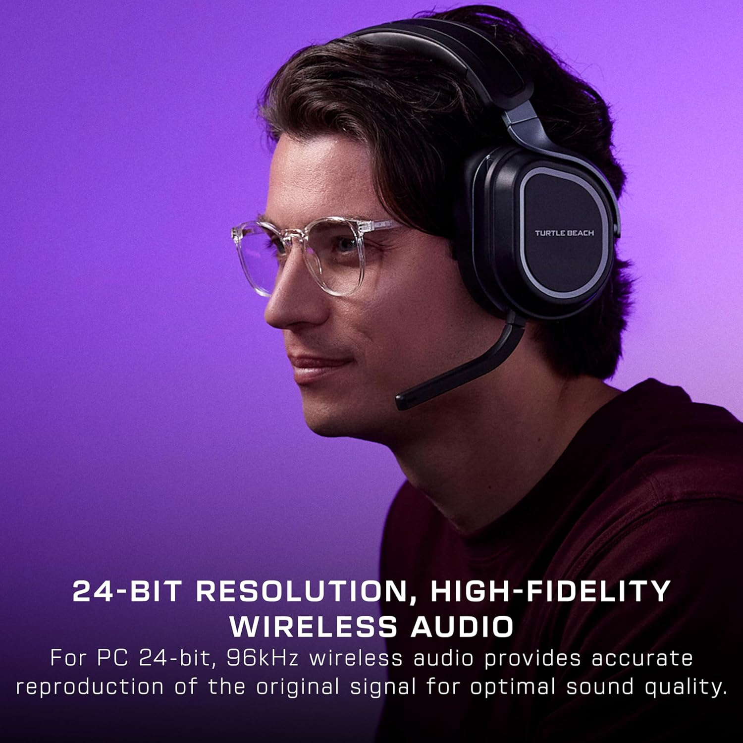 Un homme avec des lunettes portant un casque de jeu Turtle Beach sur fond violet.