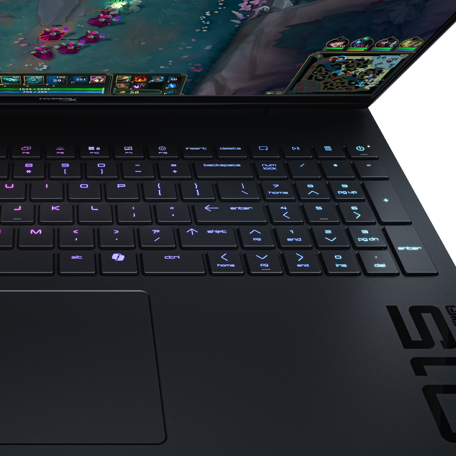 Portátil negro con teclado retroiluminado en azul que muestra un juego de estrategia.