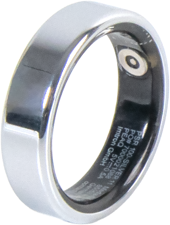 Une bague intelligente argentée brillante avec du texte et des symboles à l'intérieur sur fond noir.