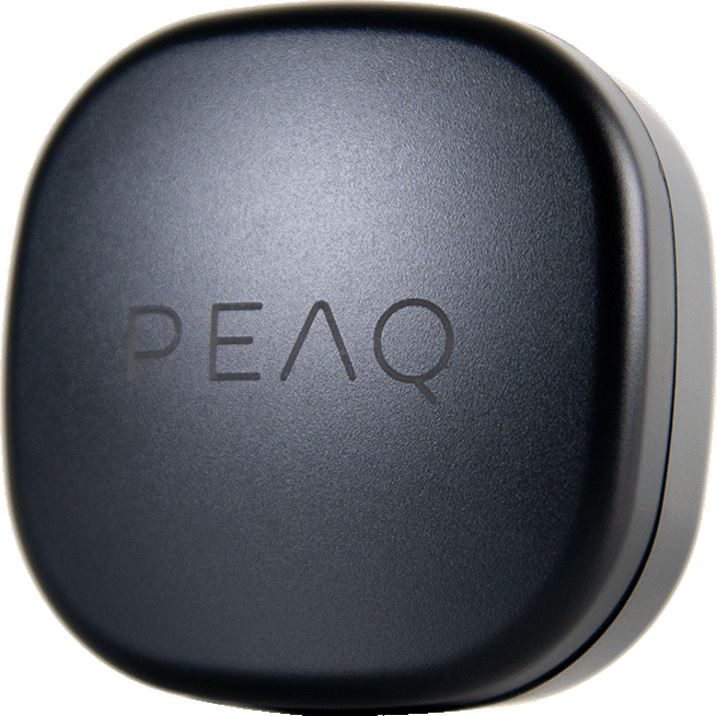 Un étui de charge noir et carré pour écouteurs sans fil avec des coins arrondis et le logo PEAQ.