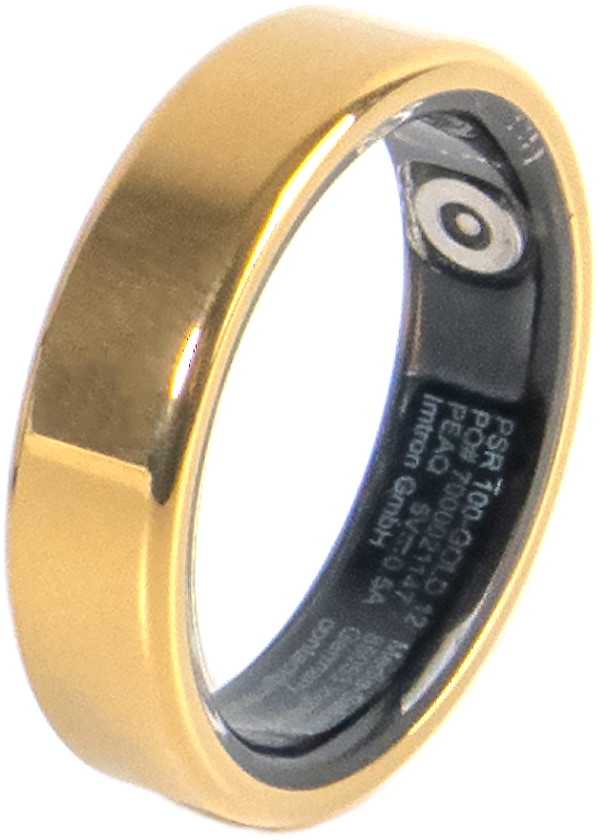Une bague en or brillant avec du texte et des symboles à l'intérieur sur fond noir.