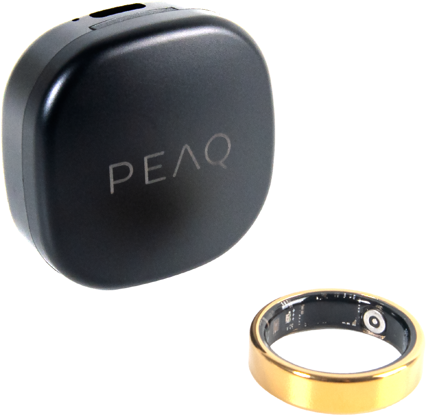 Un étui de charge noir avec le logo Pelaq et une bague dorée sur fond noir.