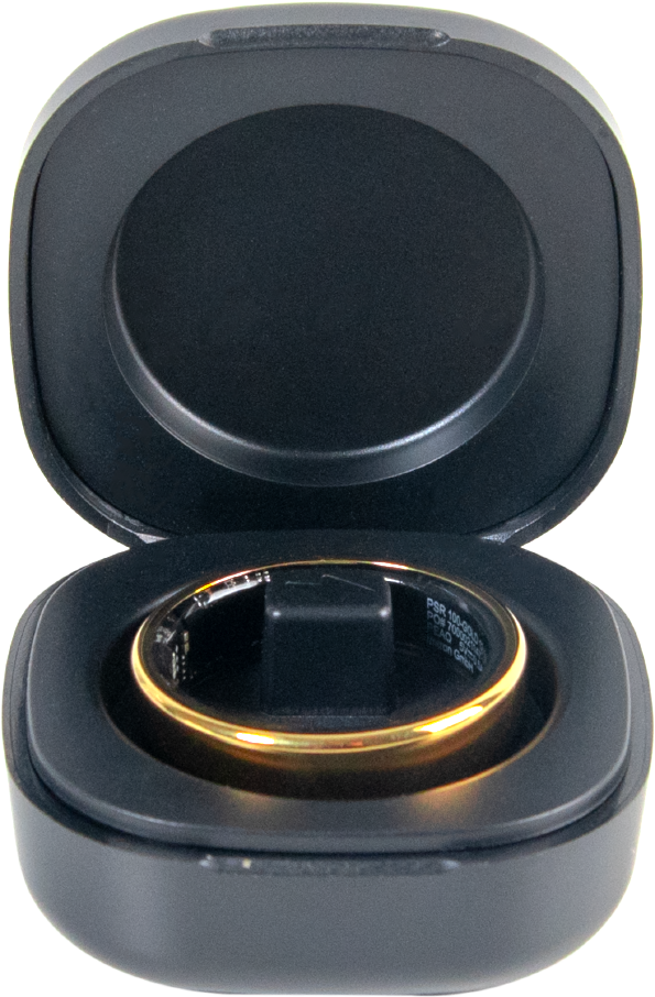 Une bague en or brillante dans un étui de chargement noir ouvert sur fond noir.