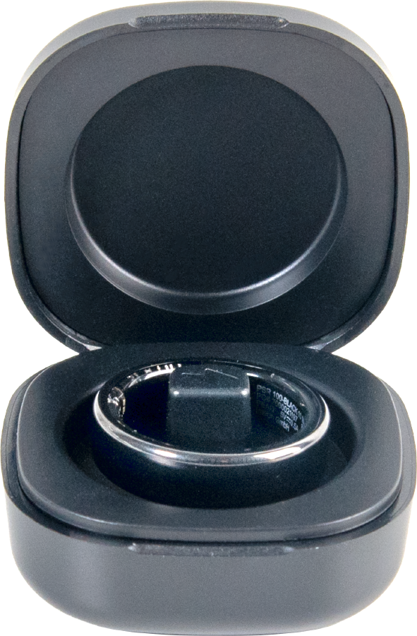 Une bague connectée noire repose dans un étui de charge ouvert.