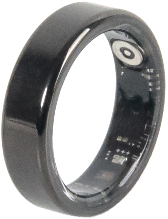 Une bague noire brillante avec des capteurs intégrés à l'intérieur sur fond sombre.