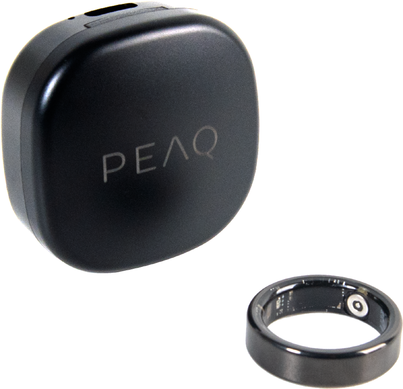 Un boîtier de charge noir avec logo Pelaq et une bague connectée noire sur fond noir.