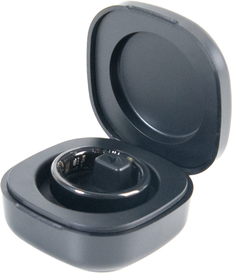 Une bague intelligente noire dans son étui de charge ouvert sur fond noir.