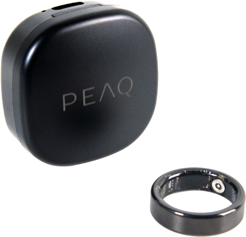 Un boîtier de charge noir avec logo Pelaq et une bague connectée noire sur fond noir.